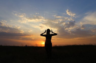 Çeşitli pozlar gösterilen ve bir alan açık havada dans ince kız