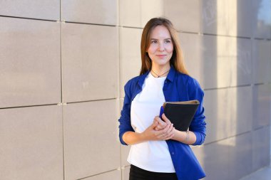 Sevimli öğrenci kız standları ve tarafına görünüyor, ajanda, S tutar