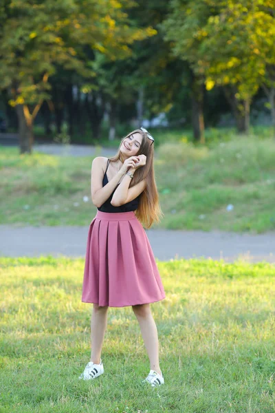Jovem menina bonita mostra emoções prazer prazer felicidade — Fotografia de Stock
