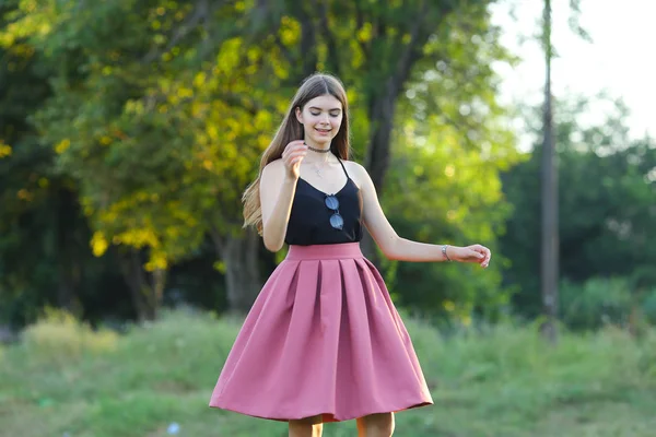 Mooi meisje toont emoties verrukking plezier bliss — Stockfoto