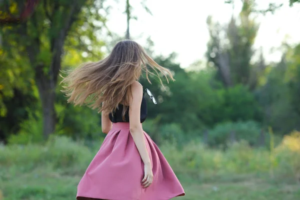 Giovane bella ragazza mostra emozioni piacere felicità — Foto Stock