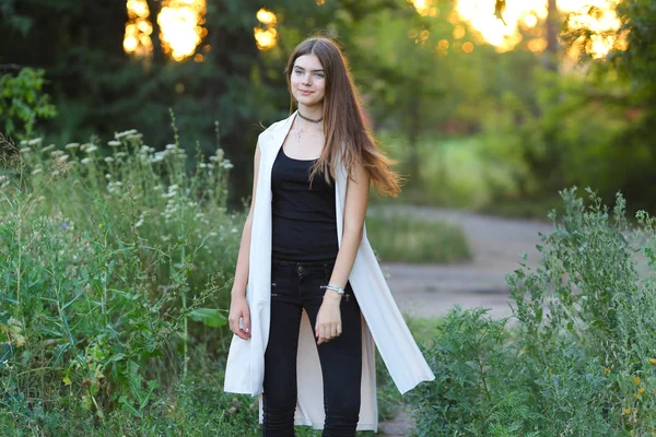 Giovane ragazza sulla natura mostra emozioni — Foto Stock