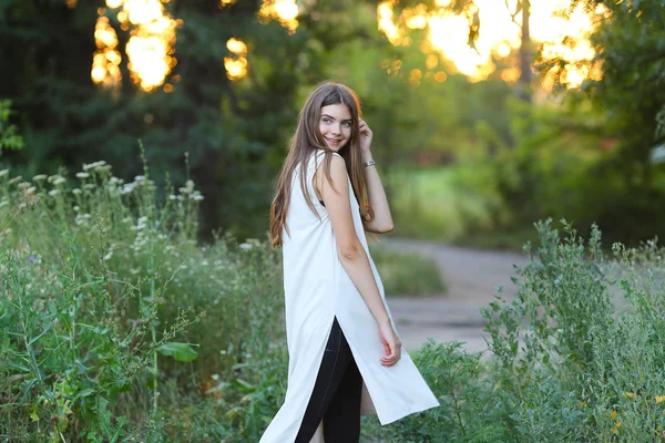 Giovane ragazza sulla natura mostra emozioni — Foto Stock