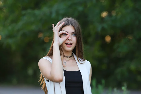 Young girl on nature shows emotions — Stock Photo, Image