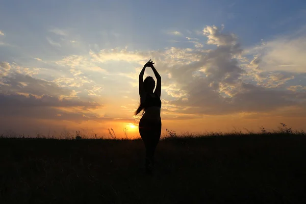 Menina magro mostrando várias poses e dançando em um campo ao ar livre — Fotografia de Stock