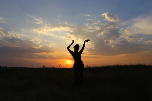 슬림 여자 필드 야외에서 춤과 다양 한 포즈를 보여주는 — 스톡 사진