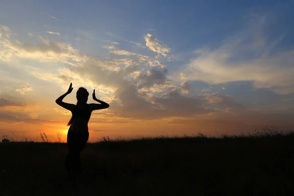 Slim girl showing various poses and dancing in a field outdoors — Stock Photo, Image