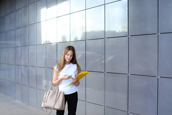 Empresaria bastante exitosa chica femenina utiliza el teléfono móvil, s — Foto de Stock