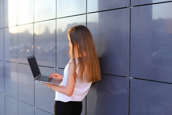 Attraktive erfolgreiche Unternehmerin hält Computer in Händen — Stockfoto