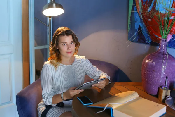 Mujer que utiliza la tecnología en la tableta del teléfono café —  Fotos de Stock