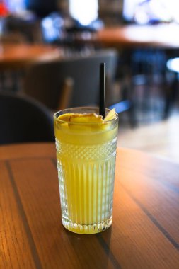 Cam gibi cam standları saman, içme ile masada hangi pou oldu