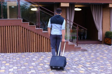 Genç adam Arap işadamı öğrenci geldiysen oraya restoran ile Su için