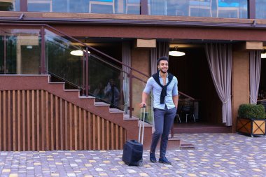 Genç adam Arap işadamı öğrenci geldiysen oraya restoran ile Su için