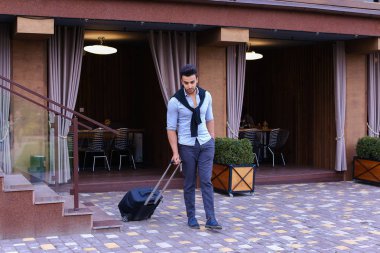 Genç adam Arap işadamı öğrenci geldiysen oraya restoran ile Su için