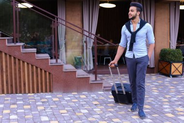 Genç adam Arap işadamı öğrenci geldiysen oraya restoran ile Su için