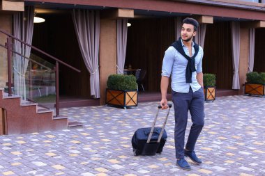 Genç adam Arap işadamı öğrenci geldiysen oraya restoran ile Su için