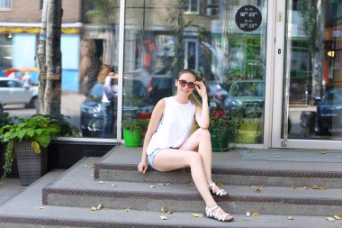 Sokak p kamera kullanarak görünümlü yerdeki genç kadın