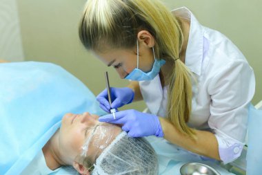 Fe çizim üzerinde çalışmaya konsantre kız ana mikrobleydingu