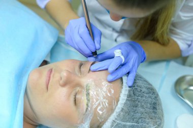 Fe çizim üzerinde çalışmaya konsantre kız ana mikrobleydingu