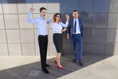 Sevinirler başarı, üç güzel enerjik insanlar güldü, gülümseyen