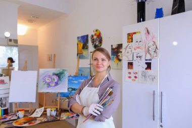 Kadın poz ve gülümseyen, kameraya gülme güzel ressam