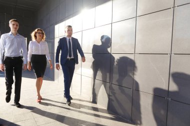 Güzel başarılı insanlar, iki adam ve kız, genç businessme