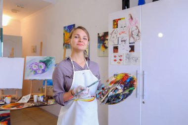 Kadın poz ve gülümseyen, kameraya gülme güzel ressam