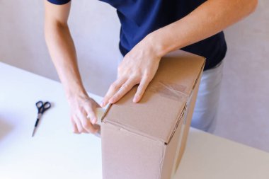 Kurye karşınızda Post Office, yapıştırıcı bant tüm S üzerinde kahverengi kutusu