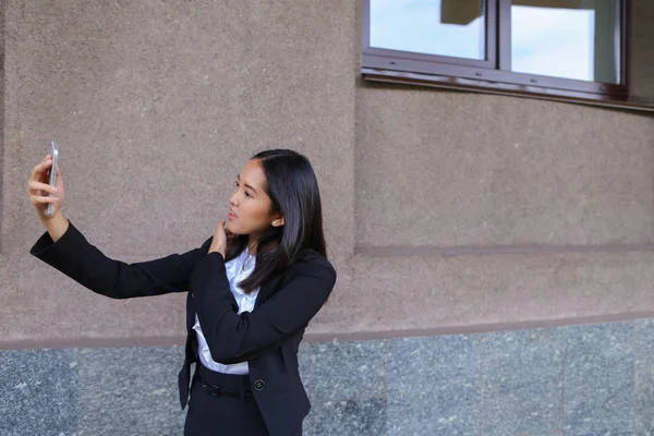 Encantadora linda chica fotografiada, hace fotos selfie y sonriendo — Foto de Stock