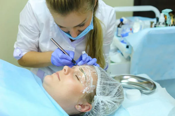 Fe çizim üzerinde çalışmaya konsantre kız ana mikrobleydingu