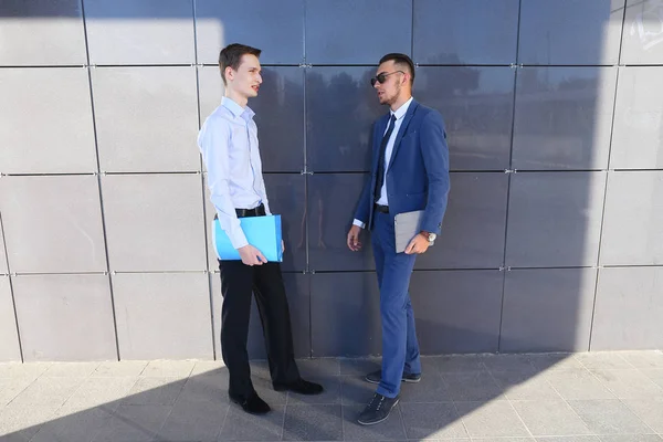 Deux jeunes hommes d'affaires discuter de questions importantes, faire dec — Photo