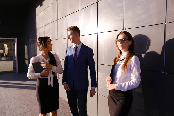 Tres jóvenes atractivo educado joven empresario hablando, smili — Foto de Stock