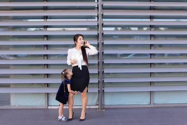 Ganska framgångsrik kvinna, moderna unga mor pratar telefon, t — Stockfoto