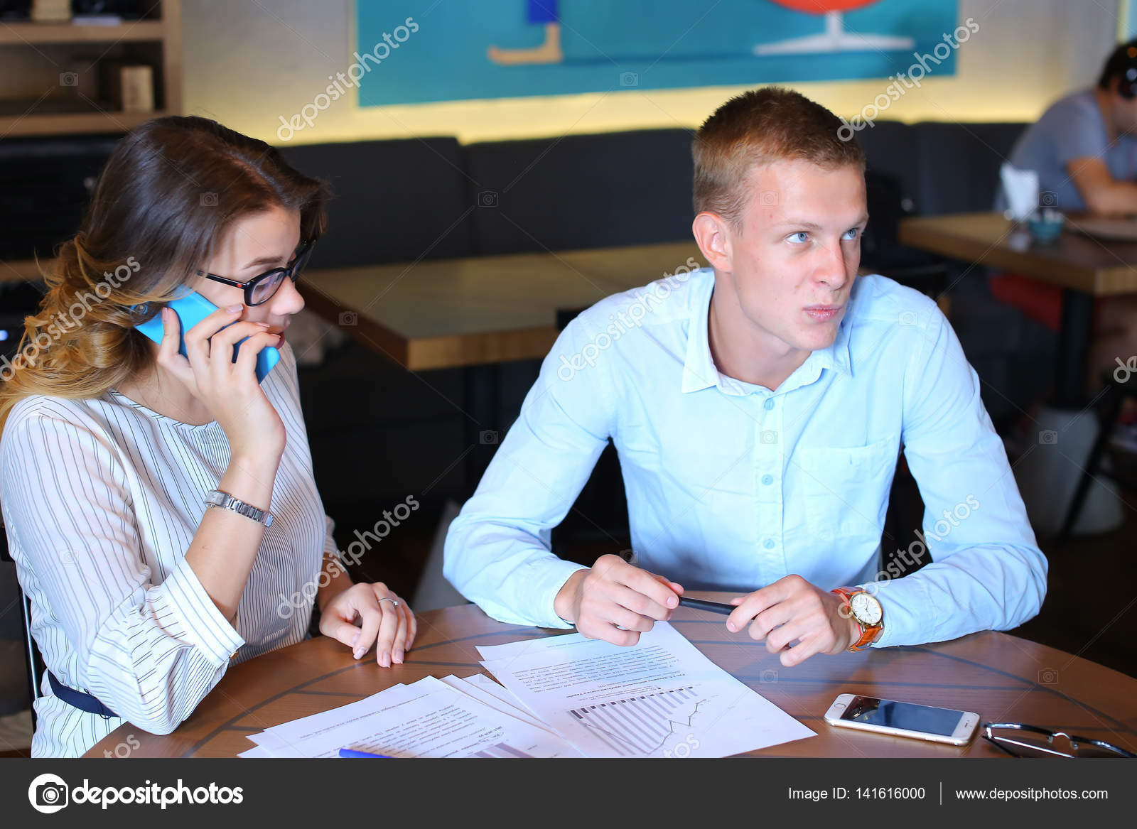 Männer blättern Jobs