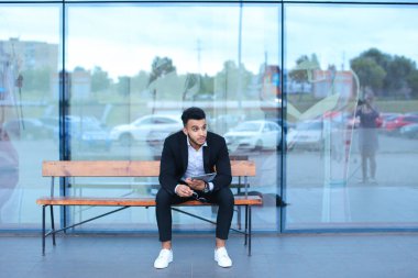 Güneş gözlüğü iş yakınındaki tablet ile Arapça koyar takım elbiseli adam