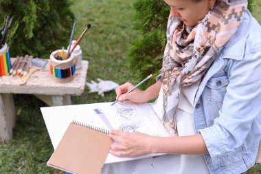 Kadın ressam öneriyor kontür çizim, son aşaması için yol açar