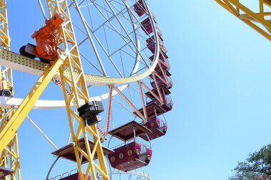 Eğlence Parkı gökyüzü karşı dönme dolap ait detay fotoğraf.