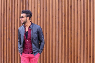 Kendine güvenen genç Arap adam poz ve kamera, tipler düzeltir