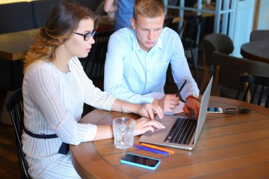 Genç iş takım çözmek sorunları katalog yaprak