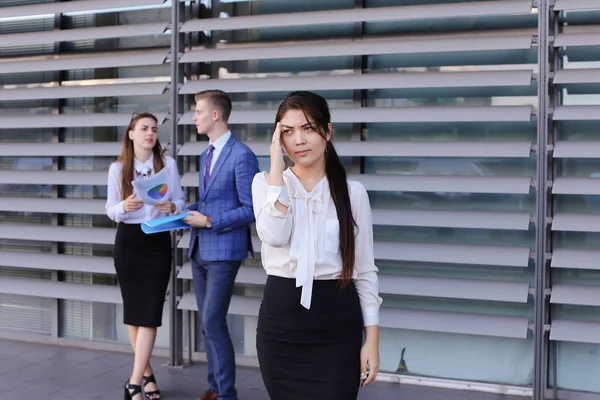 Mujer de negocios bastante joven, estudiante descansa, tomó un descanso del trabajo — Foto de Stock