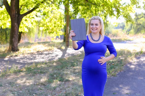 Bella ragazza incinta tiene tablet e colloqui su Skype, Welc — Foto Stock