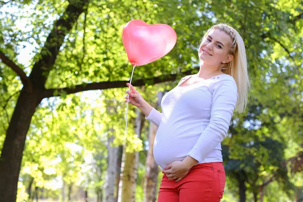 Hamile, kamera için poz ve gülümsüyor, LIF olmak güzel kadın — Stok fotoğraf