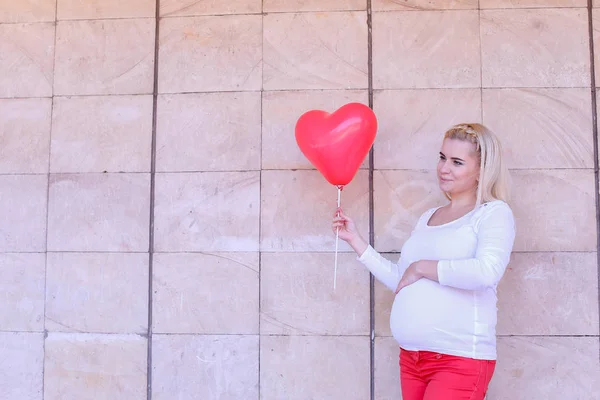 Muhteşem hamile sarışın gelecek arayan anne ve Pho için pozlar — Stok fotoğraf