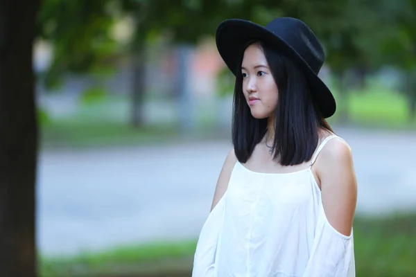Underbara kvinna hatt asiatiska — Stockfoto