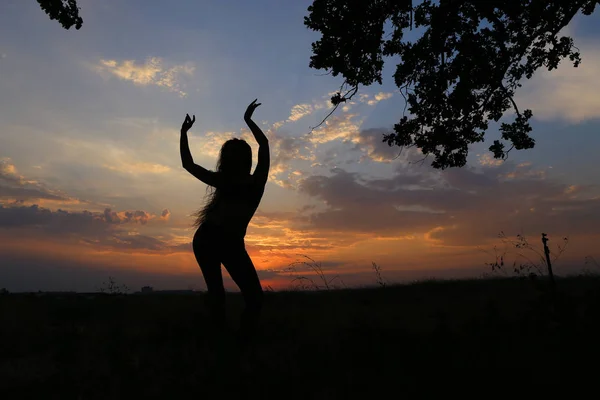 Chica delgada mostrando varias poses y bailando en un campo al aire libre — Foto de Stock