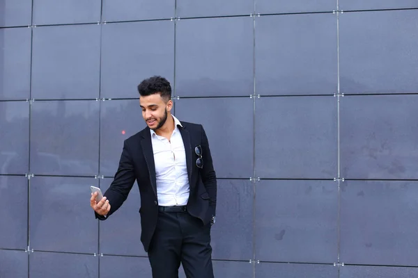 Szép Arab ember veszi selfie szúró telefon business centerben — Stock Fotó