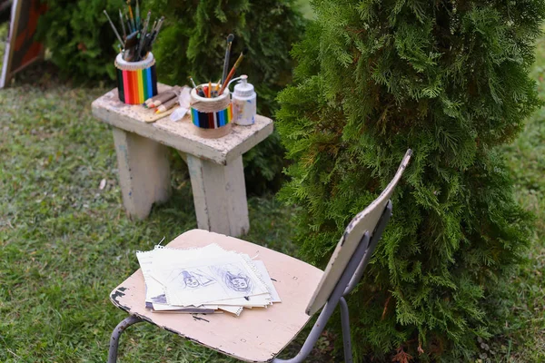 Materiały zdjęcie, rysunek i krzesło na którym leżący szkice ołówkiem — Zdjęcie stockowe