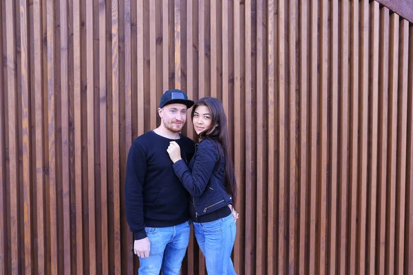 Adorável casal abraçando e olhando um para o outro olhos, suavemente — Fotografia de Stock