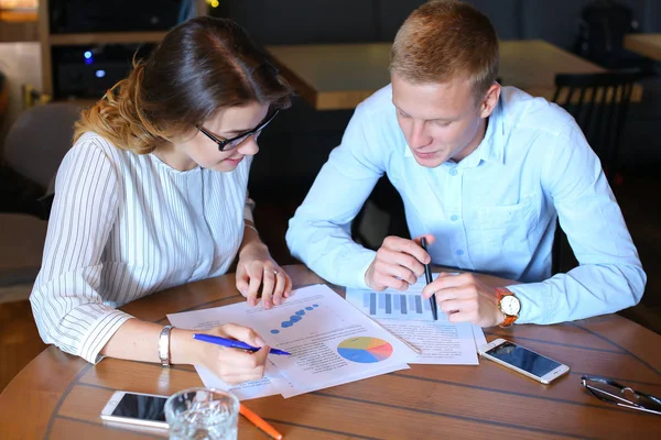 Joven equipo de negocios resolver problemas catálogo de hojas — Foto de Stock