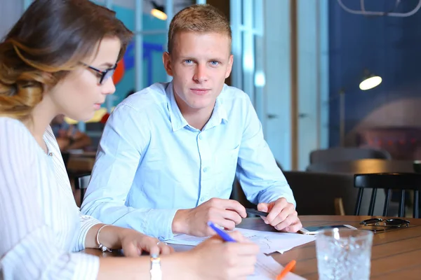 Joven equipo de negocios resolver problemas catálogo de hojas — Foto de Stock